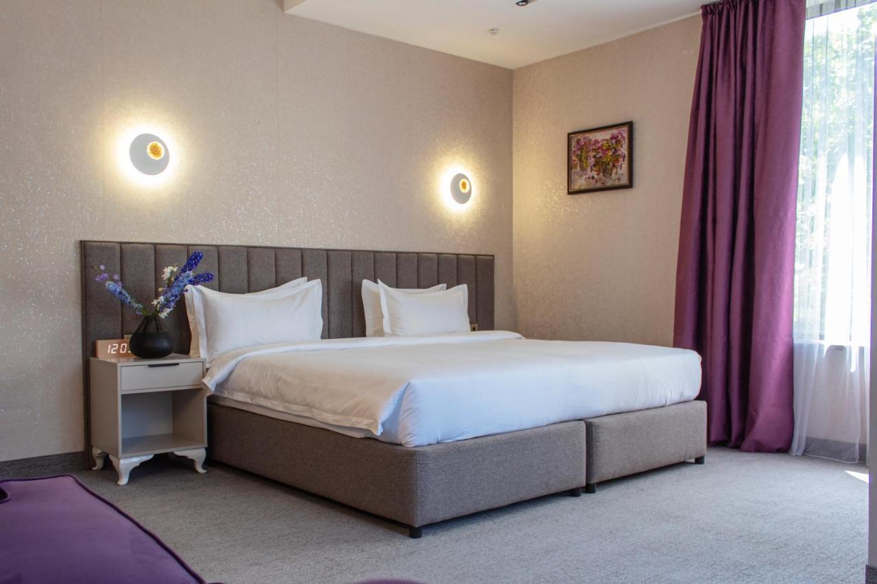 Orient Hotel Bishkek Ngoại thất bức ảnh