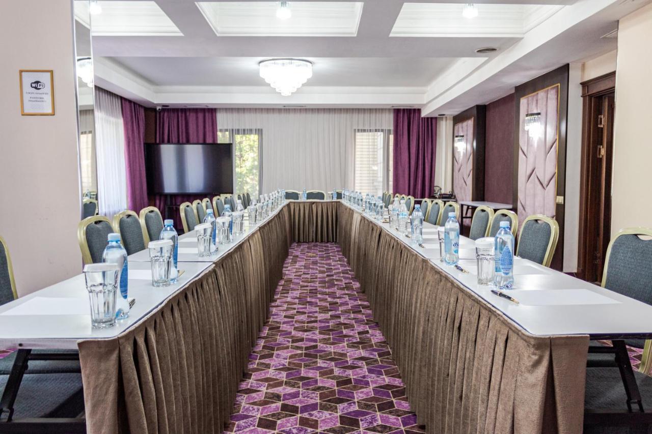 Orient Hotel Bishkek Ngoại thất bức ảnh